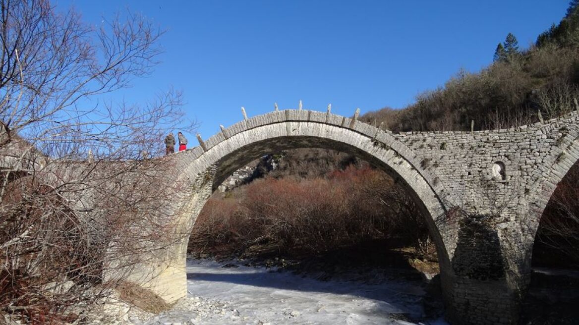 Φωτογραφίες: Πάγωσε το ποτάμι στο Ζαγόρι - Στους -7 βαθμούς η θερμοκρασία